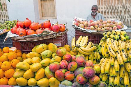 年4月2日推销员在2017日在印度哈德瓦尔的市场上销售水果木瓜图片素材