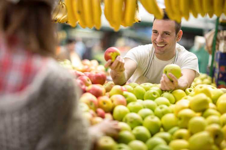 水果是指可以生食,多汁液,有酸味或甜味的果实,像苹果,橙,葡萄,香蕉及